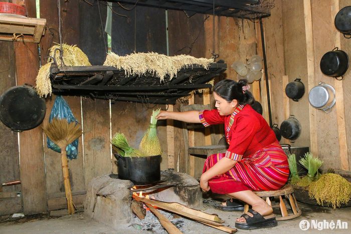 Để làm ra mẻ cốm thơm ngon, màu cốm xanh óng, người làm cốm phải trải qua rất nhiều công đoạn thủ công, mỗi một công đoạn cần sự cần mẫn, tỉ mỉ của người làm cốm. Sau khi hái lúa về sẽ được cho lên nồi đun sôi đến khi nghe mùi thơm của nếp non, đồng thời vỏ trấu đã bắt đầu bóc tách, lúc đó sẽ đưa lên giàn bếp để xông khô. Ảnh: Đình Tuân