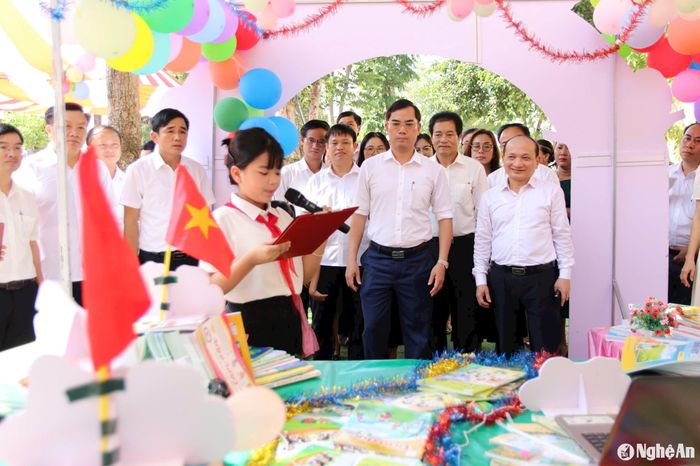 Các đại biểu tham quan các gian hàng trưng bày sách của các trường học. Ảnh: Mỹ Hà