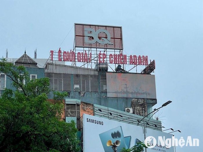 Biển quảng cáo được đặt ven đường và cả nhà cao tầng ở thành Vinh. Ảnh: Hải An