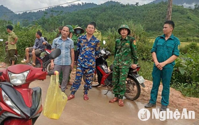 Các lực lượng túc trực tại điểm sạt lở để xử lý kịp thời các tình huống. Ảnh: CSCC