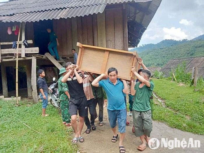 Chính quyền địa phương và các lực lượng hỗ trợ người dân di dời tài sản. Ảnh: CSCC