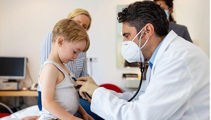 Trẻ cần được khám để chẩn đoán và xác định phác đồ điều trị biếng ăn.