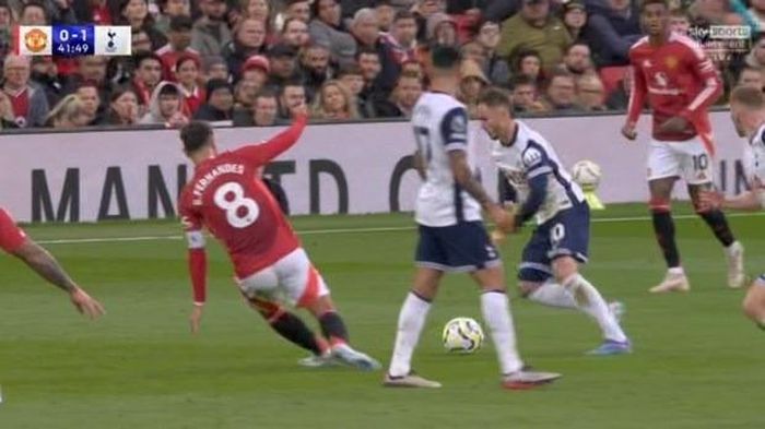 Thực tế, Man Utd thi đấu dưới cơ Tottenham ngay cả khi họ đủ 11 người.