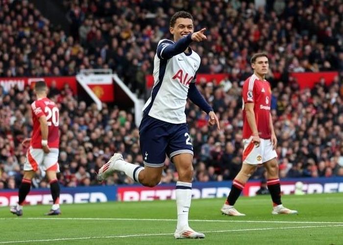 Brennan Johnson giúp đội khách Tottenham mở tỷ số chỉ sau 3 phút.