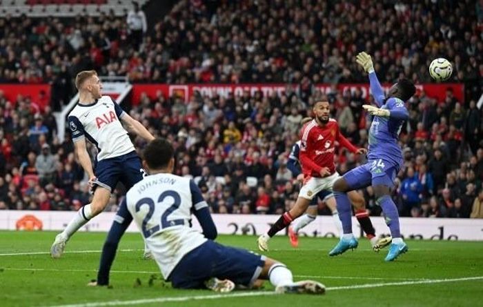 Dejan Kulusevski đã tìm thấy mành lưới đội chủ sân Old Trafford ngay sau giờ nghỉ.