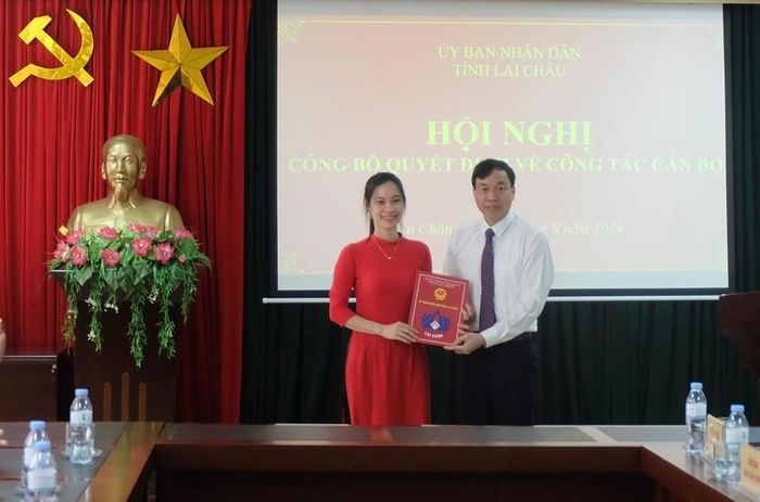 Chủ tịch UBND tỉnh Lê Văn Lương trao quyết định bổ nhiệm bà Phạm Thị Xim.