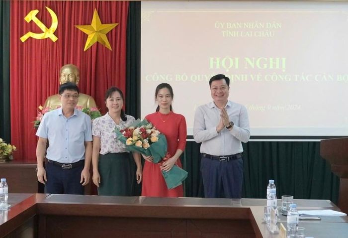 Lãnh đạo Sở Tư pháp tỉnh Lai Châu tặng hoa chúc mừng tân Phó Giám đốc.