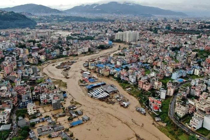  Sông Bagmati chạy qua thung lũng Kathmandu, ngày 29/9. Ảnh: Gopen Rai/AP.