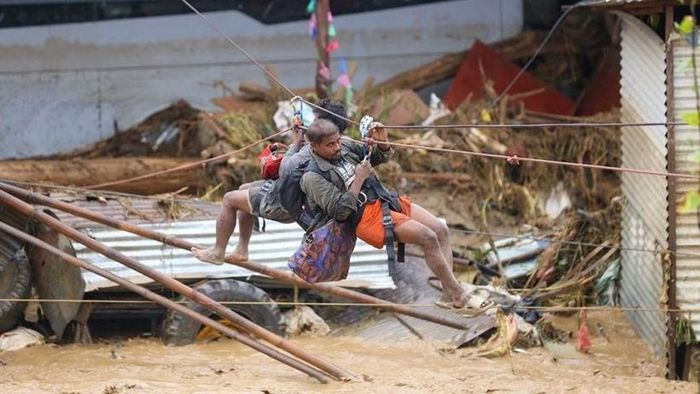  Lũ dâng cao khiến nhiều ngwofi bị mắc kẹt. Ảnh: Getty.