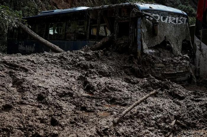  Một chiếc xe buýt bị vùi lấp trên Quốc lộ Tribhuwan ở Dhading ngày 29/9. Ảnh: Reuters/Navesh Chitrakar.