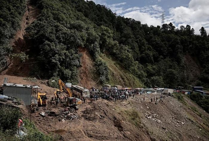  Lở đất do mưa lớn tại tuyến quốc lộ Tribhuwan ở Dhading, Nepal, ngày 29/9. Ảnh: Reuters/Navesh Chitrakar.