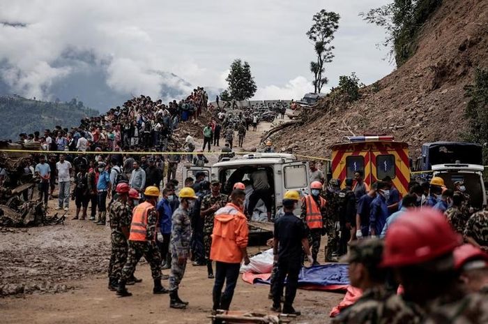  Hành khách mắc kẹt trên Quốc lộ Tribhuwan ở Dhading do lở đất, ngày 29/9. Ảnh: Reuters/Navesh Chitrakar.