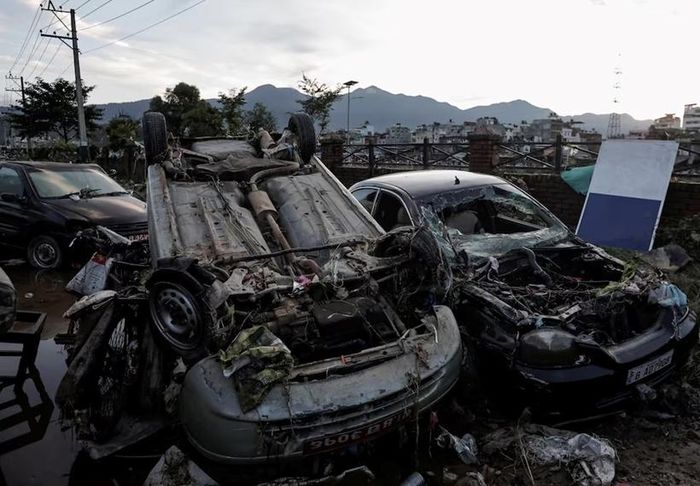  Những chiếc ô tô bị nước lũ cuốn trôi ở Kathmandu, Nepal. Ảnh: Reuters/Navesh Chitrakar.