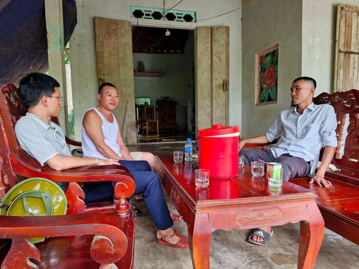 Ông Nguyễn Văn Mạnh (ngồi giữa), công dân bản Bình Quang trao đổi về thực trạng vùng lòng hồ Dự án Hồ thủy lợi Bản Mồng. Ảnh: Nhật Lân