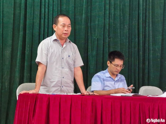 Chủ tịch UBND xã Châu Bình trao đổi với người dân về phương án đổi đất. Ảnh: Nhật Lân