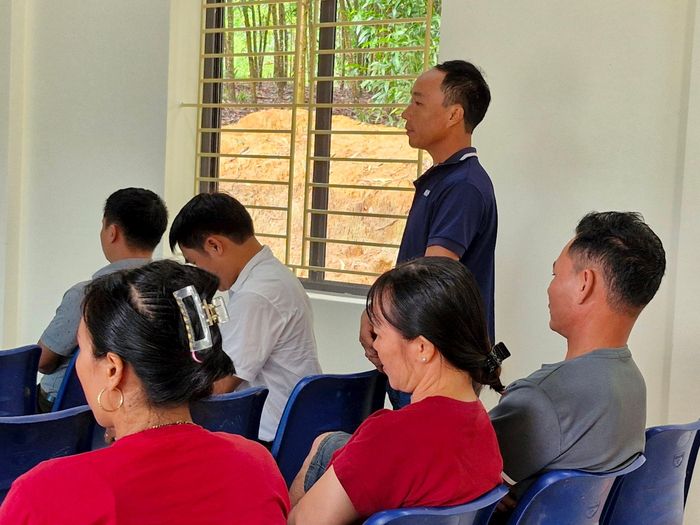 Người dân bản Quỳnh 1 trình bày nguyện vọng của mình. Ảnh: Nhật Lân