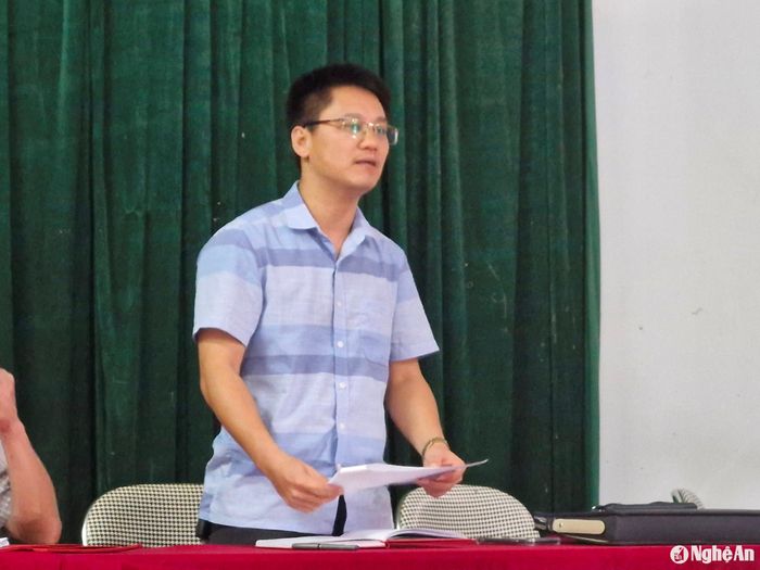 Trưởng phòng Tài nguyên và Môi trường huyện Quỳ Châu Trần Bảo Linh nói về căn nguyên dẫn đến việc chồng lấn trong quá trình giao đất năm 2013, và trình bày phương án đổi đất. Ảnh: Nhật Lân