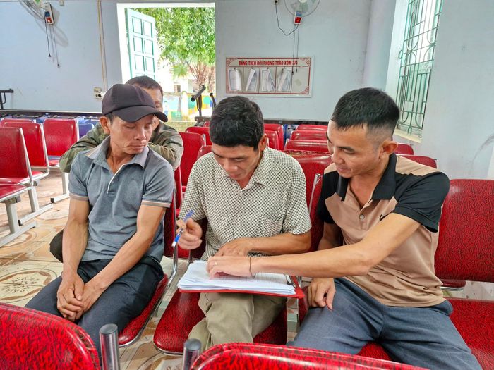Người dân xã Châu Bình đồng thuận phương án đổi đất, ký xác nhận hồ sơ. Ảnh: Nhật Lân