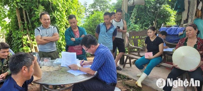 Cán bộ Hội đồng Đền bù giải phóng mặt bằng huyện Quỳnh Lưu đang kiểm tra các thủ tục cho các hộ dân vùng lòng hồ. Ảnh: P.V
