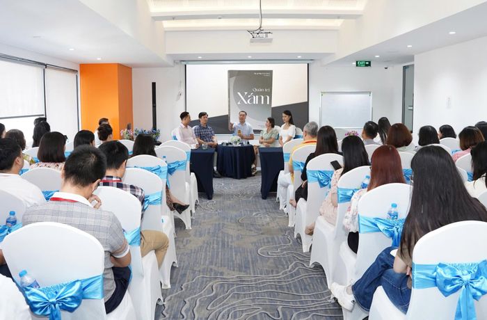 TS Lê Tân và các cộng sự trong buổi ra mắt sách “Quản trị Xám”