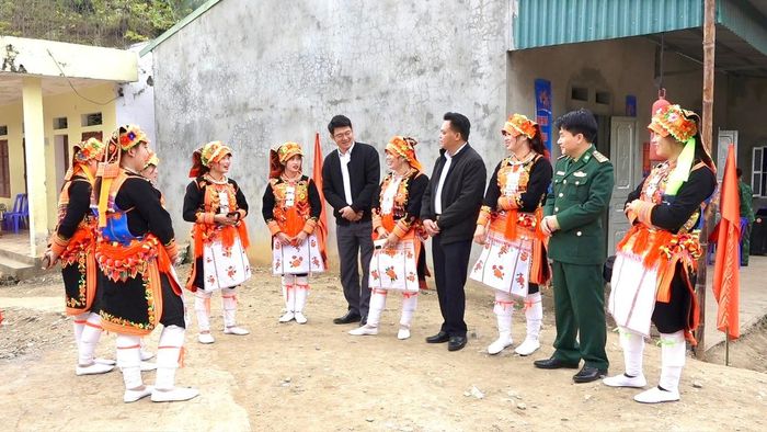 Cán bộ, đảng viên xã Ma Li Pho (huyện Phong Thổ) luôn gần gũi, nắm bắt kịp thời tâm tư, nguyện vọng của nhân dân.