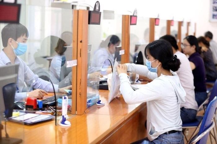 Người lao động làm thủ tục hưởng chế độ liên quan đến bảo hiểm. Ảnh: Ngọc Yến.