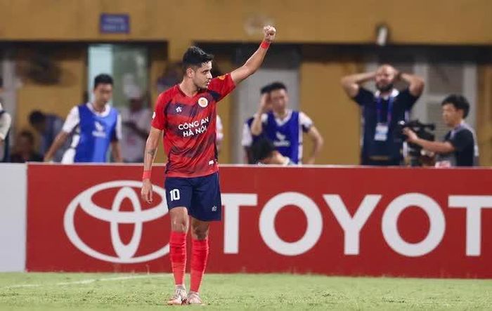 Leo Artur tiếp tục phong độ ghi bàn ấn tượng trong màu áo CAHN. Ảnh: Hoàng Linh