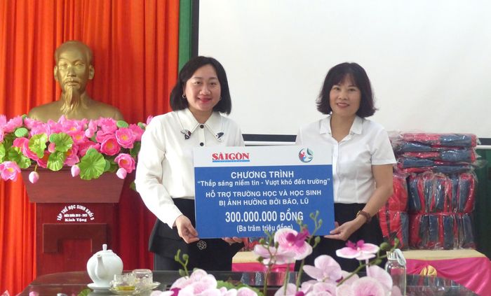  Bà Bùi Thị Hồng Sương, Phó Tổng Biên tập Báo SGGP trao hỗ trợ cho Trường Tiểu học Phương Xá. Ảnh: TRẦN LƯU 