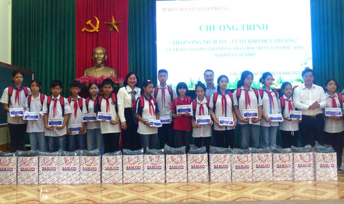  Học sinh huyện Lâm Thao nhận học bổng của báo SGGP. Ảnh: TRẦN LƯU 