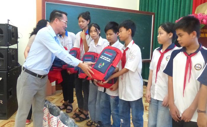  Học sinh huyện Lâm Thao nhận học bổng của báo SGGP. Ảnh: TRẦN LƯU 