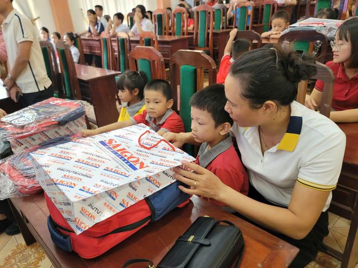  Học sinh huyện Lâm Thao nhận học bổng của báo SGGP. Ảnh: QUỐC KHÁNH 