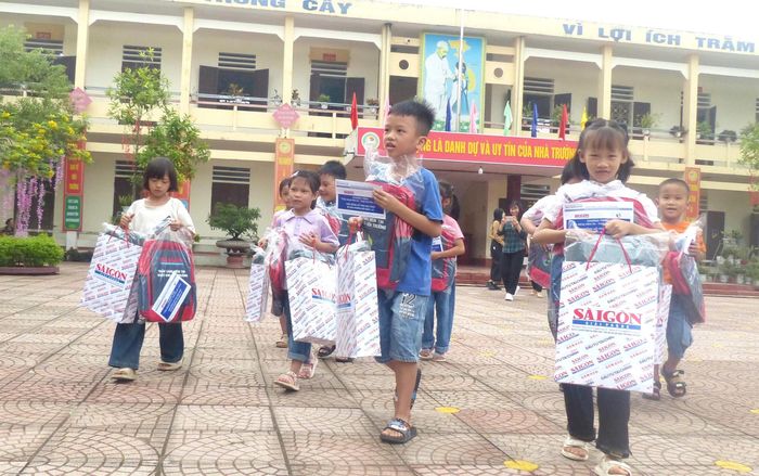  Các em học sinh Trường Tiểu học Phương Xá vui mừng nhận học bổng của báo SGGP. Ảnh: TRẦN LƯU 