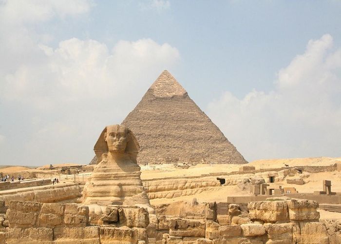 Cuộn giấy cói phát hiện tại Wadi al-Jarf có viết, nhóm do Merer lãnh đạo còn làm được nhiều việc hơn là giúp xây dựng kim tự tháp. Những công nhân này dường như đã đi đến phần lớn đất nước Ai Cập, có thể đến tận sa mạc Sinai, thực hiện nhiều dự án xây dựng và hoàn thành các nhiệm vụ được giao.