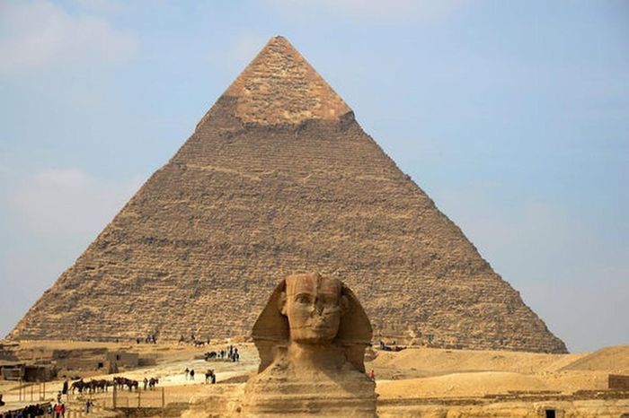 Đại kim tự tháp Giza được xây dựng vào khoảng năm 2580 trước Công nguyên. Theo đó, công trình này có niên đại hơn 4.500 tuổi. Tuy nhiên, Đại kim tự tháp Giza không phải là kim tự tháp đầu tiên được xây dựng ở Ai Cập. Theo các chuyên gia, kim tự tháp bậc thang Djoser nằm ở khu vực khảo cổ Saqqara, phía nam thủ đô Cairo, được xây dựng 4.700 năm trước dưới thời pharaoh Djoser là kim tự tháp cổ nhất Ai Cập.
