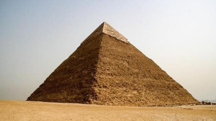 Trong các triều đại tiếp theo, pharaoh Ai Cập đã xây dựng các kim tự tháp "khủng". Suốt nhiều thập kỷ qua, giới khảo cổ đã dành nhiều thời gian nghiên cứu nhằm làm sáng tỏ những bí ẩn về lực lượng xây dựng kim tự tháp.