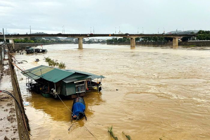 Lúc 8h, mực nước trên sông Hồng tại TP Lào Cai là 80,60m. Ảnh: N.Hải