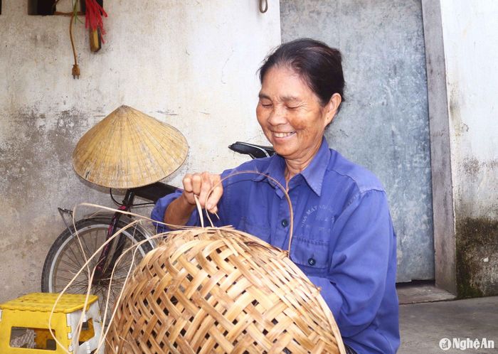Nghề thủ công truyền thống đòi hỏi sự chăm chỉ, khéo tay, không cần quá nhiều sức lực, người cao tuổi sống mạnh khỏe, đặc biệt là các bà, các mẹ vẫn có thể tham gia. Nhiều gia đình ở các làng nghề cả hai vợ chồng già cùng làm nghề và hỗ trợ cho nhau trong lúc lao động. Bà Nguyễn Thị Nhỏ (66 tuổi) ở xã Thanh Lương (Thanh Chương) chia sẻ: Các con đi làm xa, hai vợ chồng bà mỗi năm đan hàng trăm chiếc sảo tre, vừa có thu nhập, vừa giữ nghề truyền thống. Ảnh: Huy Thư