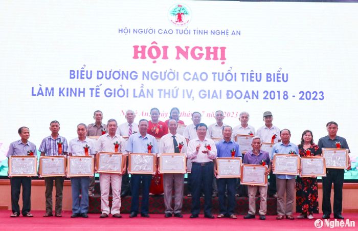UBND tỉnh tặng Bằng khen cho các cá nhân xuất sắc tại Hội nghị biểu dương người cao tuổi tiêu biểu làm kinh tế giỏi lần thứ IV, giai đoạn 2018-2023. Ảnh: Thanh Phúc