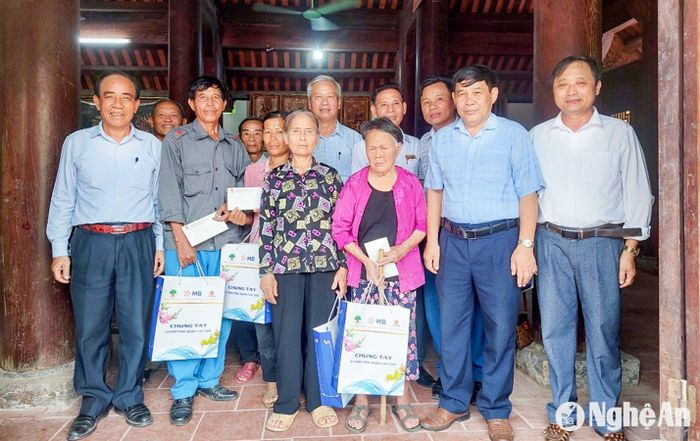 Tặng quà cho người cao tuổi có hoàn cảnh khó khăn tại huyện Nam Đàn.