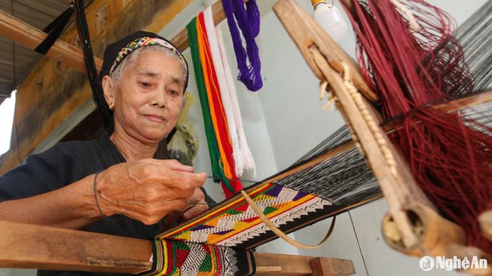 Cụ bà ở bản Văng Môn, xã Nga My (Tương Dương). Ảnh: Đình Tuân