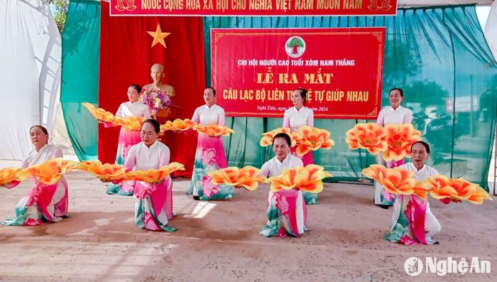 Ra mắt CLB Liên thế hệ tự giúp nhau tại xóm Nam Thắng, xã Nghi Yên, huyện Nghi Lộc.