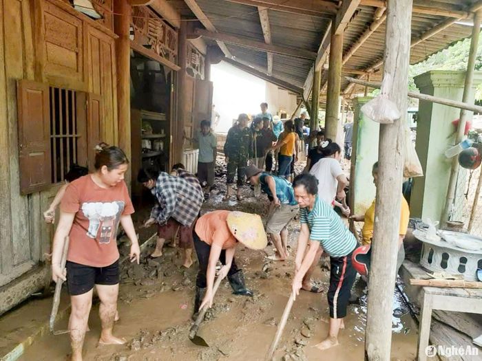 Người dân tập trung khắc phục hậu quả lũ quét. Ảnh: H.T