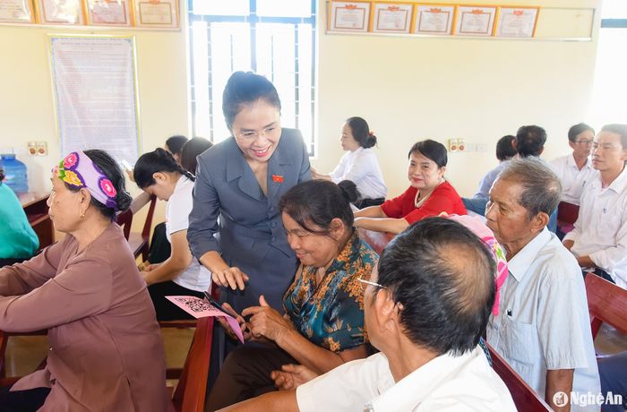 Chủ tịch Ủy ban MTTQ tỉnh Võ Thị Minh Sinh trao đổi với các đảng viên Chi bộ Tân Sơn, Nghi Yên (Nghi Lộc). Ảnh: TL