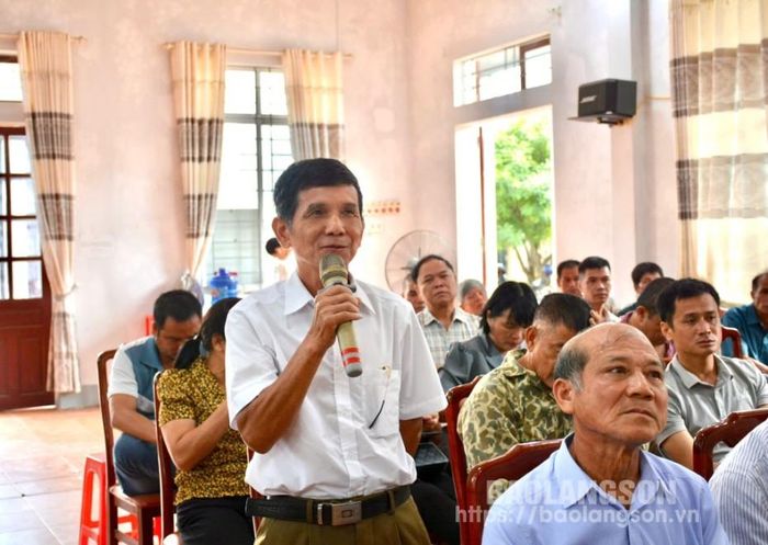 Người dân phát biểu ý kiến tại hội nghị