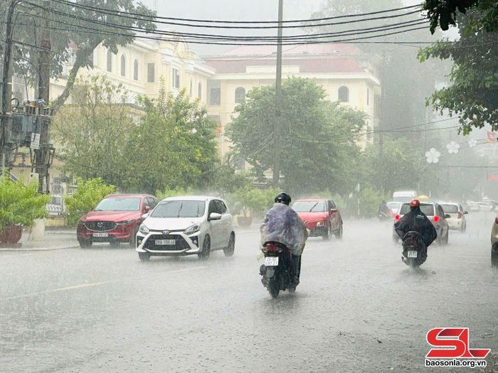 Mưa lớn xảy ra trên địa bàn thành phố Sơn La trong ngày 1/10