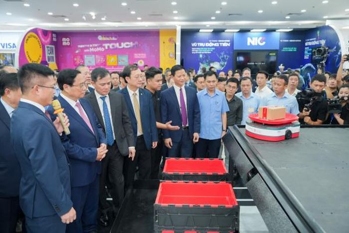Thủ tướng cùng các đại biểu thăm quan các gian hàng tại triển lãm.
