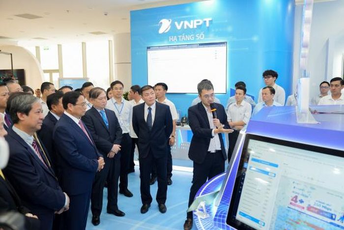 Đại diện VNPT giới thiệu về hạ tầng số.