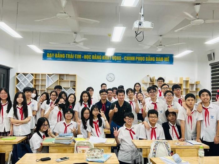 NSND Xuân Bắc chụp ảnh kỷ niệm cùng các bạn học sinh lớp 9A4 Trường THCS Cầu Giấy. Ảnh: TP.