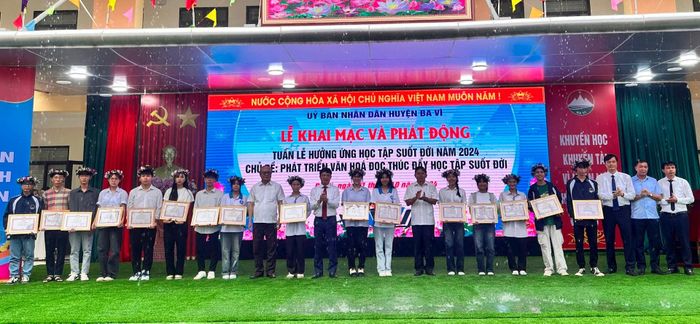 Lãnh đạo huyện và các đơn vị khen thưởng cho học sinh có thành tích xuất sắc trên địa bàn. Ảnh: ST