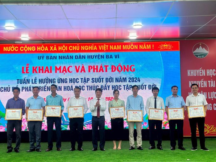 Lãnh đạo huyện Ba Vì khen thưởng các tập thể tại lễ khai mạc. Ảnh: ST